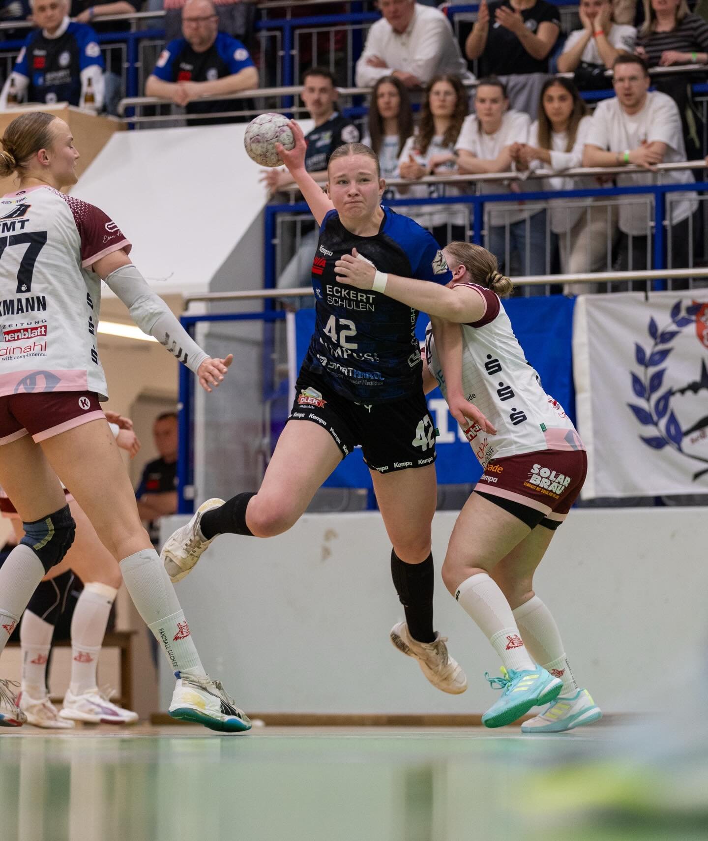 Bunkerladies international im Einsatz
 
Auch in der zwischen dem Saisonende am 30. Mai und dem Vorbereitungsstart am 1. Juli eigentlich trainingsfreien Zeit sind einige der Zweitliga-Handballerinnen des ESV 1927 Regensburg im Einsatz - oder dürfen noch darauf hoffen.
Zwischen Studium und Leistungssport macht die 20-jährige Milena Stürenburg den nächsten großen Schritt und steht im deutschen Aufgebot für die Handball-Weltmeisterschaft der Studierenden. Milena Stürenburg, Studentin im zweiten Bachelorsemester Business Management an der OTH Regensburg, wurde für die FISU World University Championship Handball nominiert. Von 21. bis 27. Juni vertritt sie Deutschland auf internationaler Ebene in Pessac (Frankreich). Erstmals nimmt eine deutsche Nationalmannschaft an dieser offiziellen Studierenden-Weltmeisterschaft teil. In der Gruppe B trifft sie auf Spanien, Tschechien und Brasilien. „Ich bin sehr froh dabei zu sein und freue mich auf viele neue Erfahrungen“, sagt Milena Stürenburg. Für die 20-Jährige ist die Nominierung ein weiterer Meilenstein ihrer bisherigen Handballkarriere.
Für ihr Studium entschied sich Milena Stürenburg bewusst für Regensburg. Ausschlaggebend war für sie die Kombination aus dem Studienangebot der OTH und der Möglichkeit, bei den Bunkerladies leistungsorientiert Handball zu spielen. Die Kooperation zwischen Hochschule und Verein war dabei ein weiterer Pluspunkt.

Gerade erst zurück von einem erfolgreichen Einsatz mit der deutschen Beachhandball-Frauennationalmannschaft sind Joelle Arno und Julia Drachsler. Bei der IHF Global Tour im polnischen Plock sicherte sich das Team von Bundestrainer Alexander Novakovic den Turniersieg und damit auch das Ticket für das im November in Brasilien ausgetragene Finale der IHF Global Tour.ie makellose Bilanz, die in einem klaren 2:0-Finalsieg (13:10 und 22:8) über Gastgeber Polen gipfelte, sorgte für ein gutes Gefühl für die von 23. bis 28. Juni ausgetragene Beachhandball-Weltmeisterschaft in Kroatien.
Joelle Arno ist als einzige deutsche Torhüterin für die WM nominiert und hofft bei ihrer WM Premiere auf das wertvollste Edelmetall. 
ESV-Neuzugang Anna Ehmann steht im erweiterten Kader der U20 - WM in China.