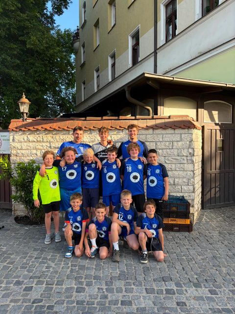 Unsere männliche D-Jugend ist auch in der Sommerpause fleißig. Letztes Wochenende absolvierten die Jungs zusammen mit ihren Trainern ein Trainingslager und hatten jede Menge Spaß 🤩 

Als Abschluss wurde die Mannschaft dann in die @alte.linde eingeladen. Herzlichen Dank dafür und natürlich auch für die tollen Trikots.