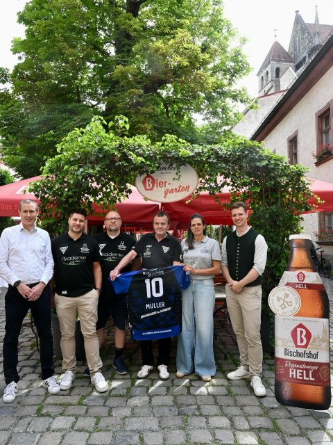 „Das Bier, das uns zu Freunden macht“! 

Die Brauerei Bischofshof setzt ihr Sportsponsoring fort. 
Ein starkes Signal für die Bunkerladies, den ESV 1927 Regensburg und den Sport in der Region. 

Fotos: @hcwagnersbureau