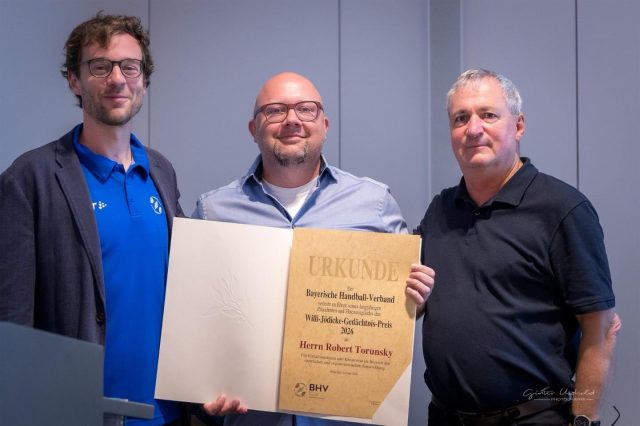 Robert Torunsky erhält Willi-Jödicke-Gedächtnispreis des BHV
 
Im Rahmen des Verbandstag des Bayerischen Handball-Verbandes (BHV) am 20. Juni in Ingolstadt erhielt Robert Torunsky aus den Händen von BHV-Präsident Georg Clarke den Willi-Jödicke-Gedächtnispreis 2026. Die zu Ehren des langjährigen Präsidenten Jödicke alle drei Jahre vergebene hohe Auszeichnung erhalten Funktionäre, die sich in puncto Einfallsreichtum und Kreativität im Bereich der sportlichen und organisatorischen Entwicklung besonders verdient gemacht haben. Ben Schulze, BHV-Vizepräsident Leistungssport, würdigte in seiner Laudatio unter anderem die „herausragende Federführung“ Torunskys bei der Ausrichtung und von insgesamt zehn Länderspielen in Regensburg und Amberg sowie zahlreichen weiteren Großveranstaltungen wie Bayerischen Meisterschaften oder Trainerfortbildungen. Ebenso strich Schulze das langjährige erfolgreiche Wirken von Robert Torunsky als Sportlicher Leiter bei Bayerns Aushängeschild im Frauenhandball, den Zweitliga-Handballerinnen des ESV 1927 Regensburg, heraus. Der Willi-Jödicke-Gedächtnispreis war der Höhepunkt der Auszeichnungen für Torunsky in den vergangenen Monaten. Erst im April hatte der stellvertretende Vorsitzende des Bezirks Ostbayern am Bezirkstag die große Verbandsehrennadel in Silber mit Lorbeerblatt für seine 20-jährige Funktionärstätigkeit auf BHV-Ebene erhalten. Wenige Monate zuvor hatte der bereits seit 2005 als leitender Auswahltrainer verantwortlich zeichnende 47-Jährige den Ehrenamtspreis des Bayerischen Handball-Verbandes des Bezirks Ostbayern verliehen bekommen. Unter den Gratulations-Videobotschaften zahlreicher Weggefährten und Schützlingen war auch Nationalspieler und Vize-Europameister Nils Lichtlein, den Robert Torunsky bei dessen Heimatverein ESV 1927 Regensburg als Vereinstrainer und als Auswahlcoach gefördert hatte. 

Foto: @guenter.uschold
