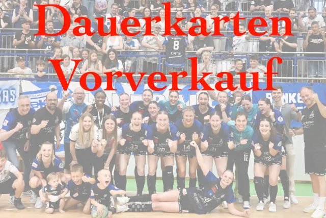 Regensburg. Die erfolgreiche 2025/26 – mit Platz 6 und der Rekordanzahl von 19 Siegen in der wohl stärksten 2. Liga aller Zeiten platzierten sich die Bunkerladies zum fünften Mal in Serie unter Deutschlands 20 besten Frauenhandballmannschaften – ist erst seit 30. Mai beendet, da wirft die Saison 2026/27 schon ihre Schatten voraus. Bereits ab Ende August ist wieder das Bunkerbeben an der Dechbettener Brücke zu spüren und Bayerns einziger Frauen-Bundesligist aus nächster Nähe live zu erleben.

Jetzt kann man sich bis zum 15. Juli zum Frühbucherpreis die Dauerkarte für die Spiele in der „Bunker“ genannten ESV-Sporthalle sichern. Neben einem Preisvorteil beinhaltet sie auch den Zugang zum reservierten Platzbereich sowie erstmalig auch eine Flatrate für alle weiteren Aktiventeams der Handballabteilung des ESV 1927 Regensburg – unter anderem auch die Spiele des Juniorteams in der Regionalliga Bayern oder der Herren I in der Oberliga. 

Bunkerflat

Jetzt bis 15. Juli die Dauerkarte für die Heimspiele der Bunkerladies samt ESV-Flatrate für alle eintrittspflichtigen Liga-Heimspiele zum Frühbucherpreis von 159 statt regulär 169 Euro bestellen. 

Bunkerflat Smart

Schüler, Studenten, Rentner, Vereins- und Fördervereinsmitglieder sowie aktive Schiedsrichter des Bezirks Ostbayern erhalten die Dauerkarte für alle Bunkerladies-Heimspiele inklusive der ESV-Flatrate für alle eintrittspflichtigen Liga-Spiele bis zum 15. Juli zum Ermäßigten-Frühbucherpreis von 109 statt 119 Euro.

Achtung: Für etwaige Heimspiele im DHB-Pokal besitzen die Dauerkarten keine Gültigkeit“

Mehr Infos und Bestellung auf der Homepage