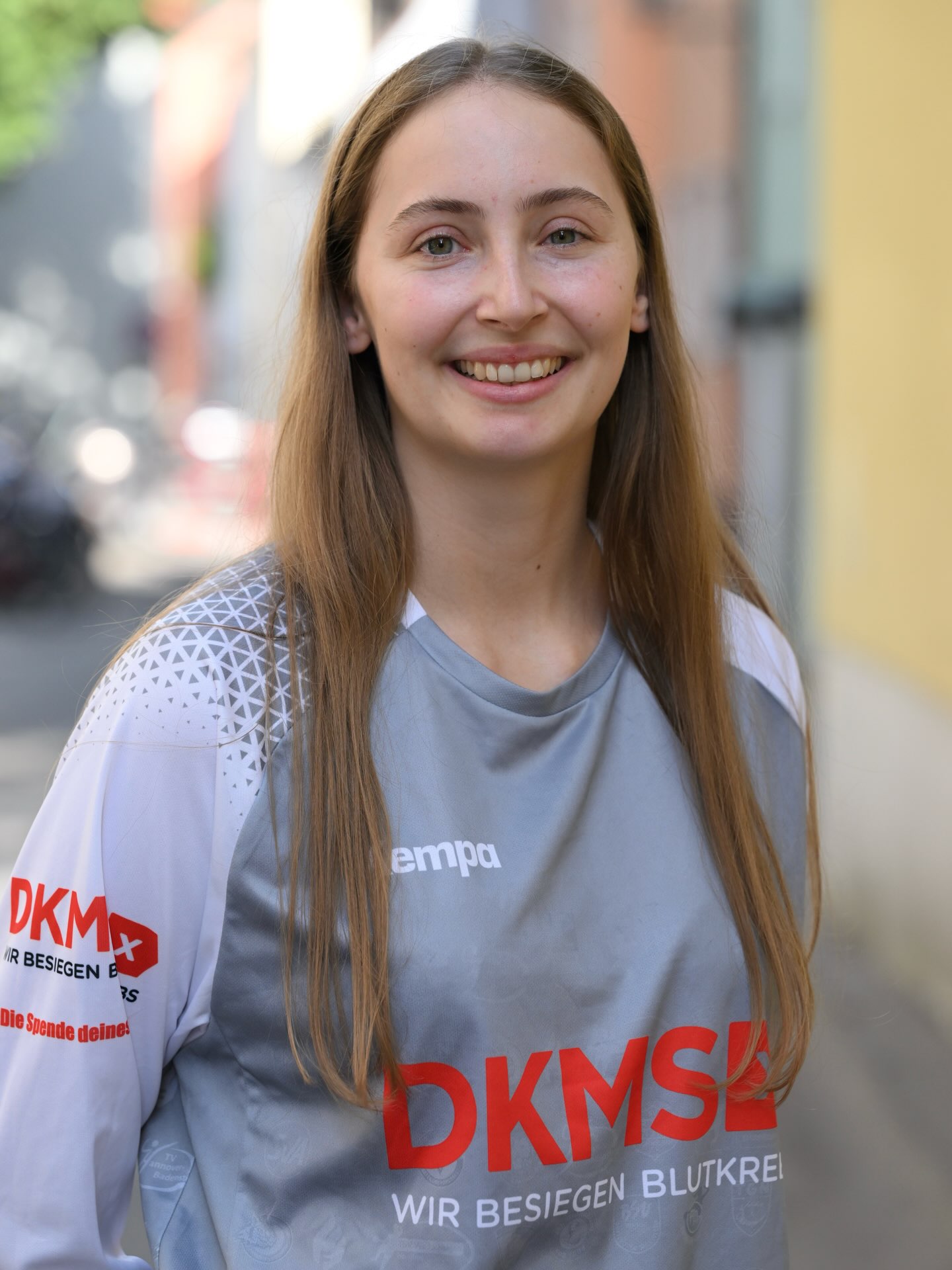 Veronika Durankova kehrt zu den Bunkerladies zurück
 
Die nach dem Abgang von Diana Feles vakante zweite Rechtsaußenposition im Kader der Bunkerladies wird von Veronika Durankova besetzt. Die Linkshänderin war zuletzt im Juniorteam aktiv und hatte in der vergangenen Saison aus beruflichen Gründen pausiert. Nach ihrem Wechsel aus Tschechien nach Regensburg im Jahr 2023 absolvierte die Linkshänderin auch einige Zweitliga-Spiele. Denkwürdig war ihr Debüt in Harrislee, als ihr direkt sechs Feldtore gelangen waren. Die 24-Jährige (Jahrgang 2001) absolviert derzeit eine Ausbildung in der Pflege und spricht perfekt Deutsch. „Ich freue mich sehr, dass es Veronika noch einmal wissen will. Mit ihrer Größe ist sie sowohl im Angriff als auch in der Abwehr ein ganz anderer Spielerinnentyp als Anni Kessler und macht uns dadurch variabler“, sagt Trainer Bernhard Goldbach. „Es ist schön, dass wir mit Veronika nach Natascha Fabritz ein zweites bekanntes Gesicht zurückbegrüßen können. Das macht die Integration noch einfacher“, ergänzt der Sportliche Leiter Robert Torunsky. Veronika Durankova wird bei den Bunkerladies wieder ihre Nummer 17 tragen. „Die Anfrage der Bunkerladies-Verantwortlichen kam für mich unerwartet. Nach reiflicher Überlegung habe ich mich entschieden, diese Herausforderung anzunehmen und freue mich darauf, wieder auf dem Spielfeld zu stehen und das Team bestmöglich zu unterstützen.“

Foto: @h.c.wagner