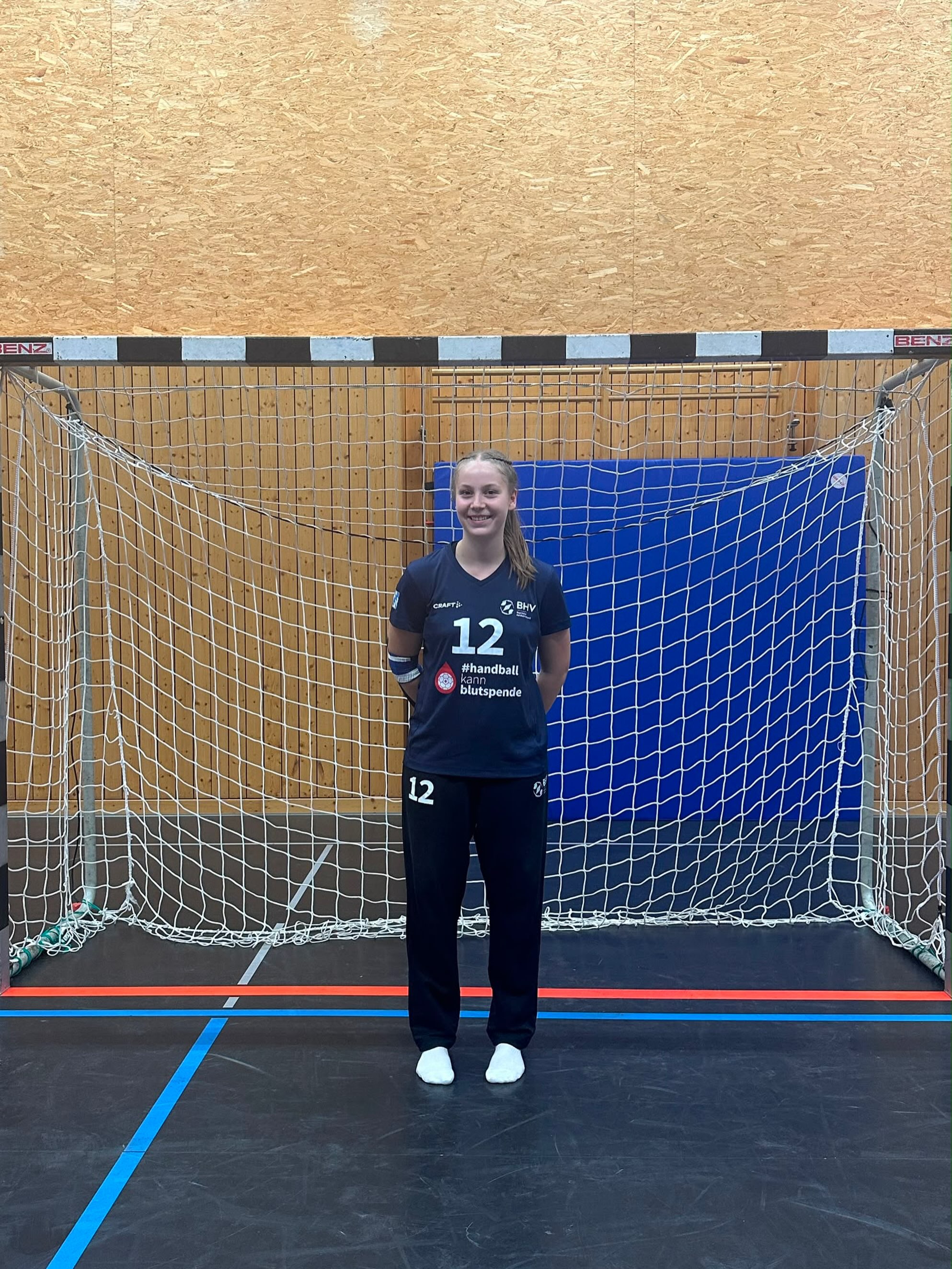 Theresa Gerl beim Südcamp in Tailfingen 

Die Mädels des Bayerischen Handballverbandes (Jahrgang 2012) durften sich 4 Tage lang mit den Verbänden aus Baden-Württemberg und Sachsen messen. 

Neben Handball standen auch diverse Athletische Tests, Sprung und Wurfstärke sowie Turnübungen und ein Mixed-Turnier auf dem Programm. 

Theresa konnte hier ihr Können zeigen und sich so für weitere Maßnahmen zeigen. 

Wir sind stolz auf dich! Mach weiter so!