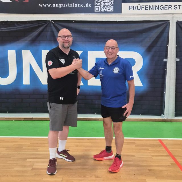 Roland Feierle neuer Trainer des ESV-Juniorteams
 
Mit Roland Feierle hat die zweite Frauenmannschaft des ESV 1927 Regensburg einen neuen Trainer.  Der Architekt im (Un)Ruhestand soll eine schlagkräftige Mannschaft aufbauen und die Talente aus der Jugend an höhere Aufgaben heranführen. Feierle folgt auf Christopher Seel, der zurück in seine oberfränkische Heimat gezogen ist und sich den Regionalliga-Männern von Haspo Bayreuth angeschlossen hat. „Als Zweitliga-Reserve nimmt das Juniorteam eine wichtige Rolle ein. Wir sind deshalb froh, mit Roland einen hochmotivierten Fachmann gewonnen zu haben, der mit seiner angenehmen Art gut ankommt“, sagt Robert Torunsky. Der Sportliche Leiter kennt und schätzt den Übungsleiter schon lange aus gemeinsamen Tagen beim Handball-Bezirk Ostbayern. Dort war Feierle in der Bezirksspielleitung als stellvertretender Vorsitzender maßgeblich für die damalige Strukturreform mitverantwortlich und Torunskys Vorgänger als Verantwortlicher für die Talentförderung. Roland Feierle, dessen Sohn Daniel einer der Hallensprecher bei den Bunkerladies-Heimspielen ist, besuchte häufig die Zweitliga-Partien.

„Ich bin vom ESV angesprochen worden und die Vereinsverantwortlichen haben mich in den Gesprächen absolut überzeugt. Der Verein hat eine hervorragende Infrastruktur und verfolgt eine klare, ambitionierte sportliche Vision. Nach der Zeit bei meinem vorherigen Verein suchte ich eine neue Herausforderung und die Frauen-Regionalliga bietet dafür das perfekte, extrem reizvolle Umfeld.“
Der Vollbluthandballer war jahrzehntelang Abteilungsleiter beim TSV Berching in seinem Geburtstort. Dort zeichnete er als Funktionär und Trainer für die Entwicklung der Frauenmannschaften verantwortlich, die im Aufstieg in die damalige Bayernliga, heutige Regionalliga gipfelte.

…den gesamten Beitrag findet ihr auf unserer Homepage 

Herzlich willkommen, Roland 💙🖤