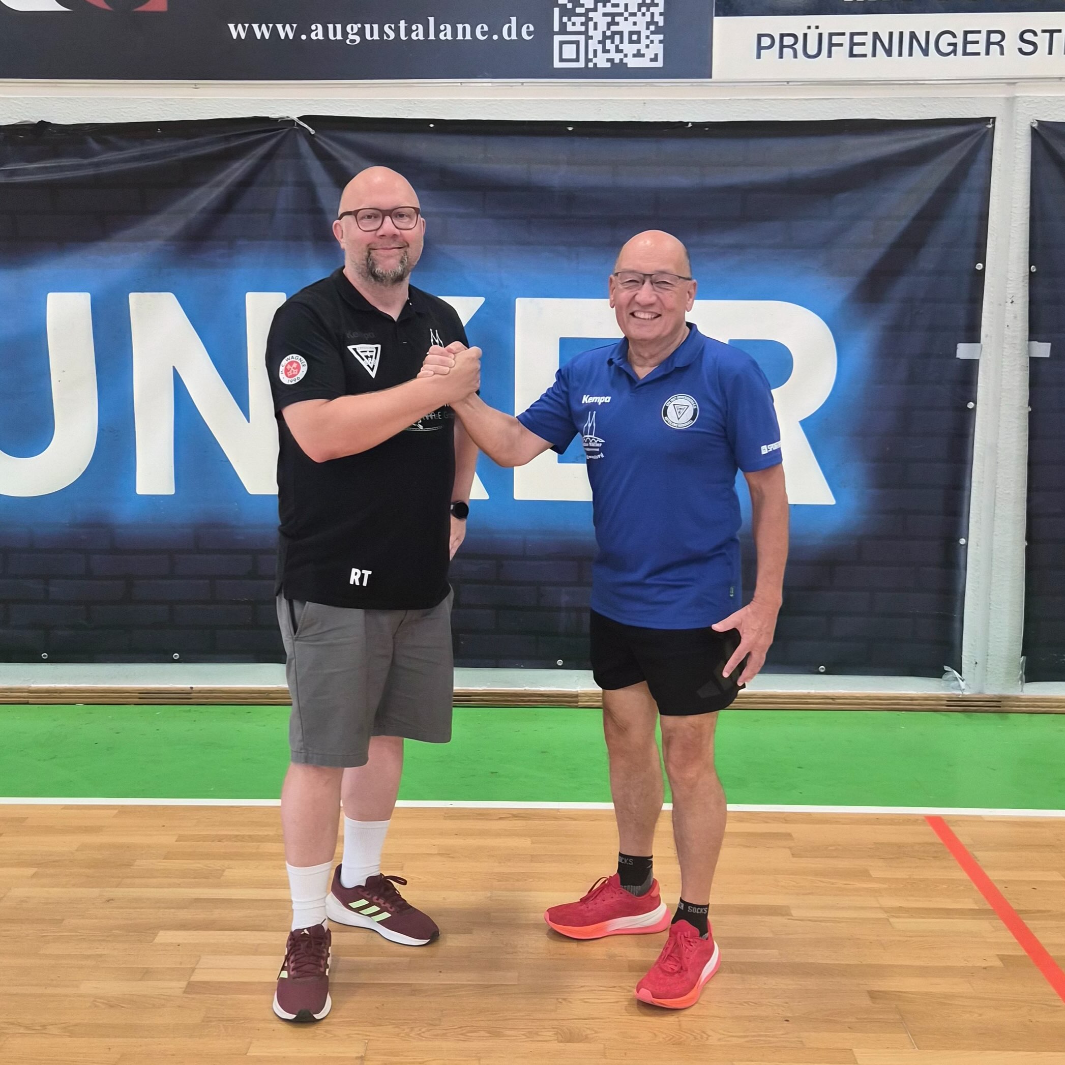 Roland Feierle neuer Trainer des ESV-Juniorteams
 
Mit Roland Feierle hat die zweite Frauenmannschaft des ESV 1927 Regensburg einen neuen Trainer.  Der Architekt im (Un)Ruhestand soll eine schlagkräftige Mannschaft aufbauen und die Talente aus der Jugend an höhere Aufgaben heranführen. Feierle folgt auf Christopher Seel, der zurück in seine oberfränkische Heimat gezogen ist und sich den Regionalliga-Männern von Haspo Bayreuth angeschlossen hat. „Als Zweitliga-Reserve nimmt das Juniorteam eine wichtige Rolle ein. Wir sind deshalb froh, mit Roland einen hochmotivierten Fachmann gewonnen zu haben, der mit seiner angenehmen Art gut ankommt“, sagt Robert Torunsky. Der Sportliche Leiter kennt und schätzt den Übungsleiter schon lange aus gemeinsamen Tagen beim Handball-Bezirk Ostbayern. Dort war Feierle in der Bezirksspielleitung als stellvertretender Vorsitzender maßgeblich für die damalige Strukturreform mitverantwortlich und Torunskys Vorgänger als Verantwortlicher für die Talentförderung. Roland Feierle, dessen Sohn Daniel einer der Hallensprecher bei den Bunkerladies-Heimspielen ist, besuchte häufig die Zweitliga-Partien.

„Ich bin vom ESV angesprochen worden und die Vereinsverantwortlichen haben mich in den Gesprächen absolut überzeugt. Der Verein hat eine hervorragende Infrastruktur und verfolgt eine klare, ambitionierte sportliche Vision. Nach der Zeit bei meinem vorherigen Verein suchte ich eine neue Herausforderung und die Frauen-Regionalliga bietet dafür das perfekte, extrem reizvolle Umfeld.“
Der Vollbluthandballer war jahrzehntelang Abteilungsleiter beim TSV Berching in seinem Geburtstort. Dort zeichnete er als Funktionär und Trainer für die Entwicklung der Frauenmannschaften verantwortlich, die im Aufstieg in die damalige Bayernliga, heutige Regionalliga gipfelte.

…den gesamten Beitrag findet ihr auf unserer Homepage 

Herzlich willkommen, Roland 💙🖤