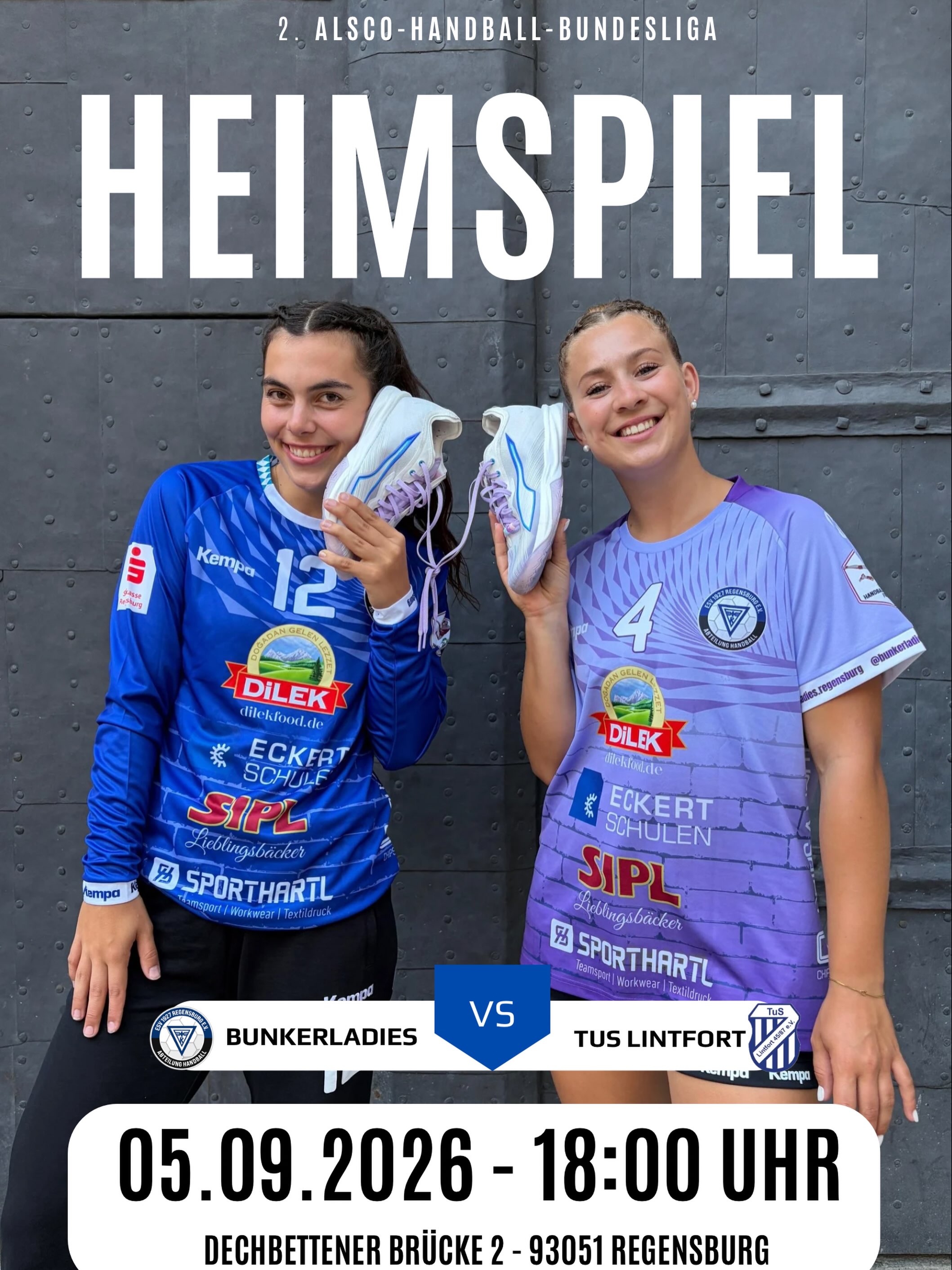 Bunkerladies empfangen Lintfort 

Bereits in der sechsten Saison kreuzen der ESV 1927 Regensburg und der TuS Lintfort nun schon in der 2. Alsco Handball Bundesliga Frauen die Klingen. Dass es auch in dieser Spielzeit dazu kommt, ist der Tatsache geschuldet, dass das Team von der holländischen Grenze den Klassenerhalt über Umwege erhielt. Sportlich wäre die Mannschaft von Trainerin Bettina Grenz-Klein als Letzter des Sechszehner-Feldes wie auch die Plätze 15 und 14 abgestiegen: Die Nicht-Lizenzerteilung an Ex-Meister Ludwigsburg und der Mangel an genügend aufstiegsberechtigten Teams hatten aber bekanntlich in der abgelaufenen Runde für das Novum gesorgt, dass überhaupt keine Mannschaft den Gang in die 3. Liga antreten musste. Lintfort möchte diese Chance nutzen und sich heuer einen Platz im gesicherten Mittelfeld erkämpfen.

Jetzt Tickets auf unserer Homepage reservieren! 

Wir freuen uns auf euch. 

Foto: @hcwagnersbureau