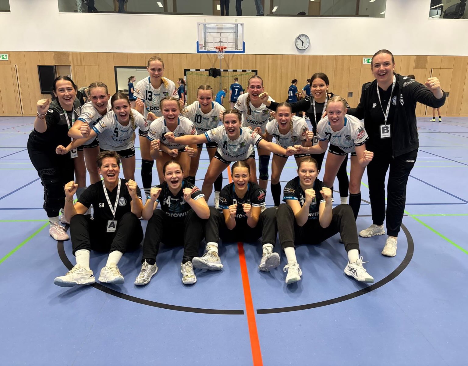 Unsere weibliche A-Jugend gewinnt in Forstenried mit 25:45 und bleibt auch nach drei Spielen ungeschlagen!
Klasse Mädels 💙🖤