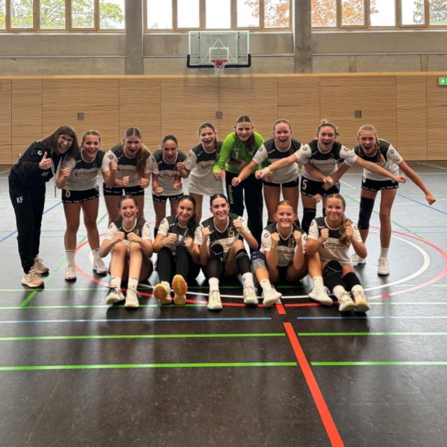 Auch die weibliche C-Jugend bringt die Punkte mit nach Hause. Beim HBC Nürnberg gewannen die Mädels souverän mit 17:30. 
Klasse Mädels 💙🖤